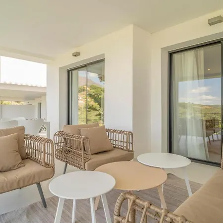 Stunning In With 2 Bedrooms, Wifi And Outdoor Swimming Pool *