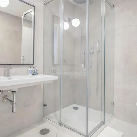 Stunning In With 2 Bedrooms, Wifi And Outdoor Swimming Pool *