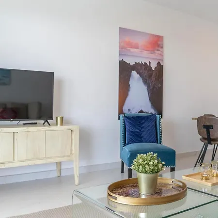 아파트 Stunning In With 2 Bedrooms, Wifi And Outdoor Swimming Pool *