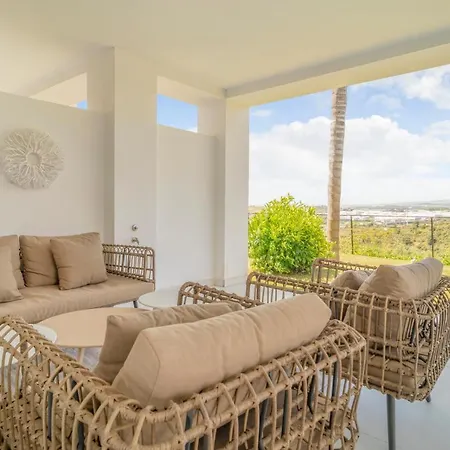 아파트 Stunning In With 2 Bedrooms, Wifi And Outdoor Swimming Pool